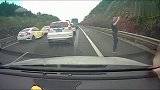 应急车道堵车了，男子手机一掏直接开拍，干得漂亮！