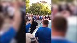 抄啤酒瓶被胖揍！流浪者远征球迷与斯洛文尼亚警察爆发冲突