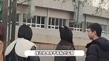 白鹿现身央视大楼参加春晚彩排，戴小狗帽子超可爱，素颜白得发光