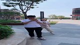 袖珍杨萍误以为老公和别人聊天，接下来的一幕暖心了