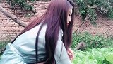 农村网红美女真是贤惠，在地里干农活一点都不含糊