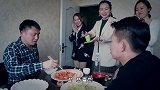 兄弟二人饭店吃饭，频频中奖，原因让人恶心