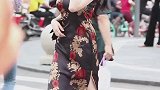 街拍旗袍姑娘，姑娘有一种古典美！
