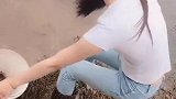 潮州的女人，确实能干，下河抓河蚌的速度不输给男人