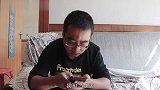 小伙没收到快递,快递小哥让他证明,于是小伙带快递员见了他老婆