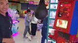 男子大力出奇迹，一拳下去机器都坏了