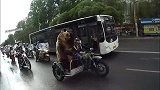战斗民族的日常，骑着摩托车带着棕熊，棕熊坐在车上玩的好嗨
