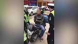 违章男遇查口出狂言 交警警告三次强制带离