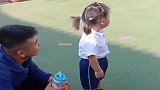 千万不要惹上幼儿园的女孩子，眼前这一幕就是例子，爸爸太难了