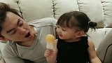 只要爸爸一回家，爷俩就是这样腻歪的，完全不把妈妈放在眼里！