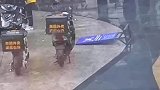 外卖小哥雨后倒地，短暂休息后继续投入工作