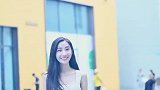 小姐姐的笑容太治愈了吧，她的穿搭甜美中带一丝性感！