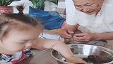 小宝宝跟太爷爷抢吃的，太爷爷最后都忍不住了：给我留点！