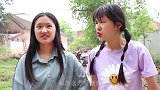 小伙伴玩“斗鸡”游戏，结果“啦啦队”却打起来了，爆笑