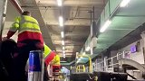 机场搬运工对行李箱和宠物不同的态度