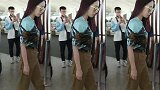 孟美岐轻撩秀发魅力十足机场穿印花衬衫文艺复古