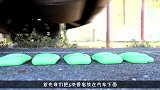 用汽车压5卷卫生纸，这些卫生纸会是什么下场睁大眼睛看仔细