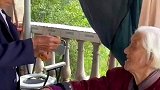 八十一岁女儿照顾百岁母亲，妈妈暖心喊女儿名字