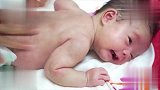 月嫂给新生宝宝做抚触，宝宝白白嫩嫩的看着好可爱啊