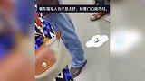 女子地铁门口堵通道，男子为防被门夹推了女子，反被竖中指骂人渣