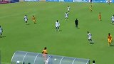 足球赛场上的天秀传球 你这样恐怕是要断腿吧！