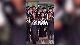 23岁关晓彤返校拍毕业照，与学弟王俊凯同穿学士服，现场太养眼