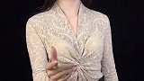 女歌手一首民谣《甜蜜蜜》唱得清澈甜美，令人深深陶醉！