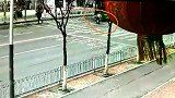车主撞伤公交前横过马路女生被定同责 主办交警认为定责有误