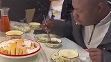 非洲小伙第一次吃中餐，不想让人知道不会用筷子，但很快就暴露