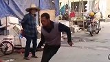 男子喝醉活生生醉成了舞蹈家,大街上即兴来段太空醉酒霹雳舞