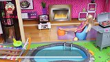 小屁玩具屋：粉色的芭比娃娃的家！浴室、电梯、摩托车都好喜欢