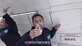 太空里宇航员如何喝水？为何不能直接倒嘴里？