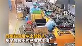 监拍车间工人操作不规范 惨遭机器夹头及双手
