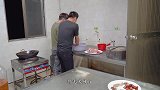 搞几十个鸡头来做宵夜，电瓶哥看了都怕怕，出锅后吃得比谁都猛