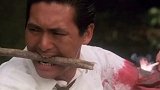 大哥伤口流血止不住，居然把火药洒在伤口上点燃