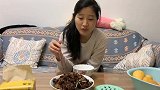 和老公抬杠生气，也不减肥了，一盘红烧鸭子好多油还狂吃狂吃！