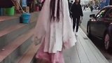 大街上偶遇的汉服小姐姐，您这招摇过市的样子，也太霸气了吧！
