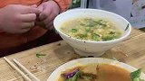 用一双筷子轻松避开油痕，惊呼我还用门牙挡