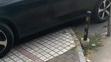 女子开车来接老公，开门瞬间差一点点就成悲剧