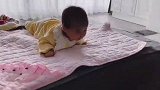 小宝宝才2个月，居然会抬头了，妈妈惊讶的直喊哇塞！