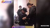 郭德纲现身天津遭人拦截，一旁助理赶紧拉开，网友担忧其安全问题