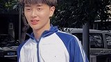 走路抬头才不会错过帅哥