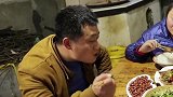偷懒的胖妹不愿下厨，老公只好出马伺候她！