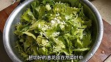 芹菜摘掉的的叶子不要浪费了，加些面蒸出来蘸着小料吃，味道很棒