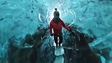 探险家徒步深入冰川洞穴 蓝色的冰墙晶莹剔透恍如仙境