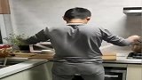 老公闲来无事在家做拉面，这姿势真的有点迷