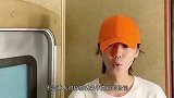 鹿晗关晓彤躺同一沙发自拍，女方口红凌乱，网友：同居了