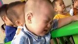 宝宝第一天上幼儿园，老师给我发来了这段视频，我笑得肚子疼
