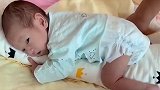 小宝宝一吃完饭就趴在床上，接下来的表情好萌，简直是太可爱了！