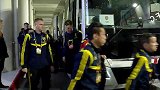 双枪加持！阿森纳将士抵达球场 客队枪手更衣室灯光明亮